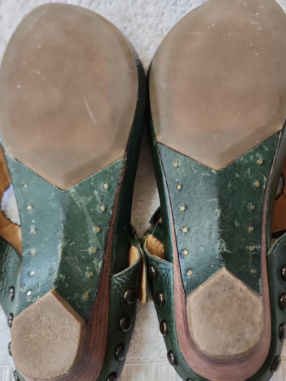 Frye Women’s Green Leather Studded Thong Sandals Size 8 Preowned - Picture 10 of 11